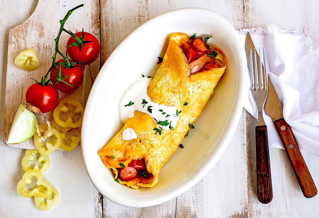 Para el desayuno, los que adelgazan con una dieta cetogénica desayunan una tortilla de queso, verduras y jamón